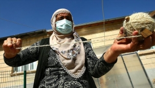 BİTKİLERLE BOYADIĞI İPLERİ GELENEKSEL TEZGAHTA KİLİME DÖNÜŞTÜRÜYOR