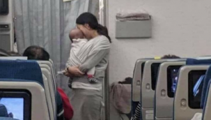 4 Aylık Bebeğiyle Uçak Yolculuğu Yapan Anneden Diğer Yolculara Sevimli Jest...