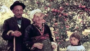 Âşık Veysel'in kendisini terk etmiş ilk eşi Esme...