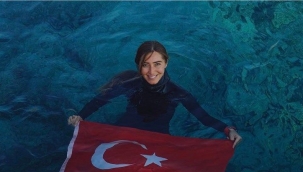 Şahika Ercümen Cumhuriyet'in 98'inci yılına ithafen 100 metreye dalarak dünya rekoru kırdı! 