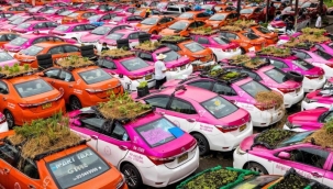 Bangkok'un batısında bir otoparkta, bazı çalışanlar bu terk edilmiş arabalara ikinci bir hayat vermeye karar verdi