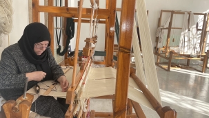 'KADIN EHRAM DOKUMA' USTASI MESLEĞİNİ GELECEĞE TAŞIMAK İSTİYOR