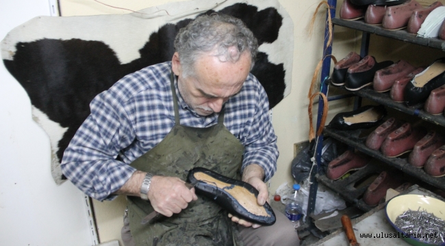 Mithat Özcan, tahta çivi ile ayakkabı üretimi yapıyor!...