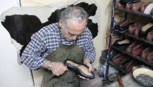 Mithat Özcan, tahta çivi ile ayakkabı üretimi yapıyor!...