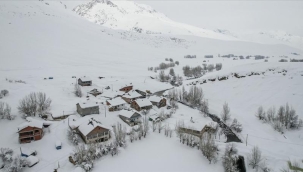 Ovacık'taki çiftçiler 2 metreyi aşan karı "çile" değil "bereket" görüyor