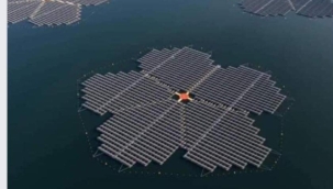 Güney Kore'de bir barajın yüzeyinde yüzen güneş panelleri 