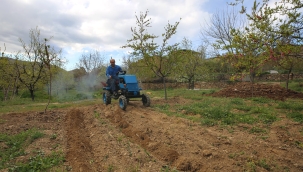 BAHÇESİNİ SÜRMEK İÇİN HURDA OTOMOBİL PARÇALARINDAN MİNİ TRAKTÖR YAPTI