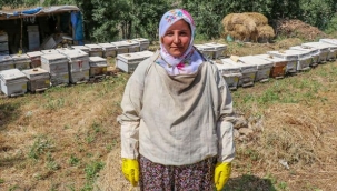 VANLI KADIN ÇİFTÇİ, DEVLET DESTEĞİYLE ARICILIĞI MESLEK EDİNDİ