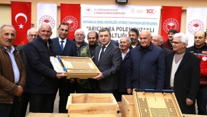 Gümüşhane'de arıcılara bin 320 adet polen tuzaklı kovan altlığı dağıtıldı
