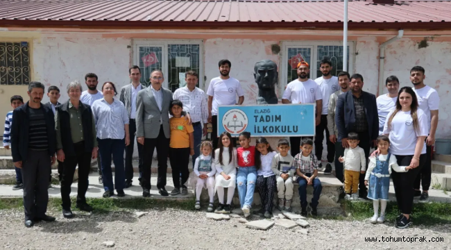 Elazığ'da üniversite öğrencileri köy okulunu onarıp boyadı