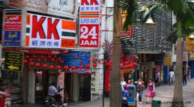 Malezya'da "Allah" yazılı çorap satan markete molotoflu saldırı