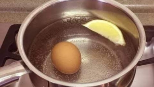 Yumurta haşlarken suya dilimlenmiş limon (sitrik asit) koymanın birkaç faydası vardır...