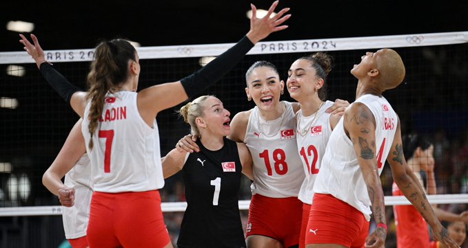 Paris 2024 Olimpiyat Oyunları kadınlar voleybolda çeyrek finalde karşılaştığı Çin'i mağlup eden Filenin Sultanları, yarı finale adını yazdırdı