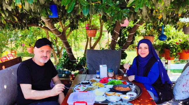 KÖYDE SAATLER BAŞKA TÜRLÜ AKAR