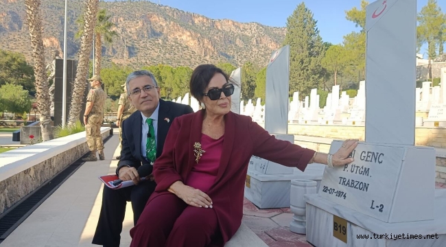 Türkan Şoray 50 yıl Sonra Kıbrıs Şehitlerini Anma Platformu Başkanı Hasan Taş ile birlikte Kıbrıs'a geldi ve boğaz şehitliğini ziyaret etti.