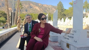 Türkan Şoray 50 yıl Sonra Kıbrıs Şehitlerini Anma Platformu Başkanı Hasan Taş ile birlikte Kıbrıs'a geldi ve boğaz şehitliğini ziyaret etti.