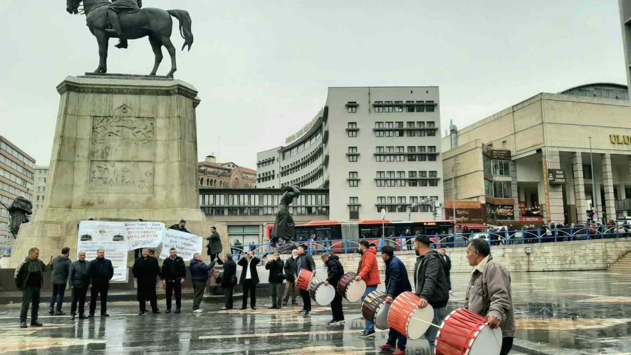 Abdallar Domlar Birliği Federasyonu, kuruluş ve tanıtım programı öncesinde davul ve zurna eşliğinde seslerini duyurmaya çalıştı
