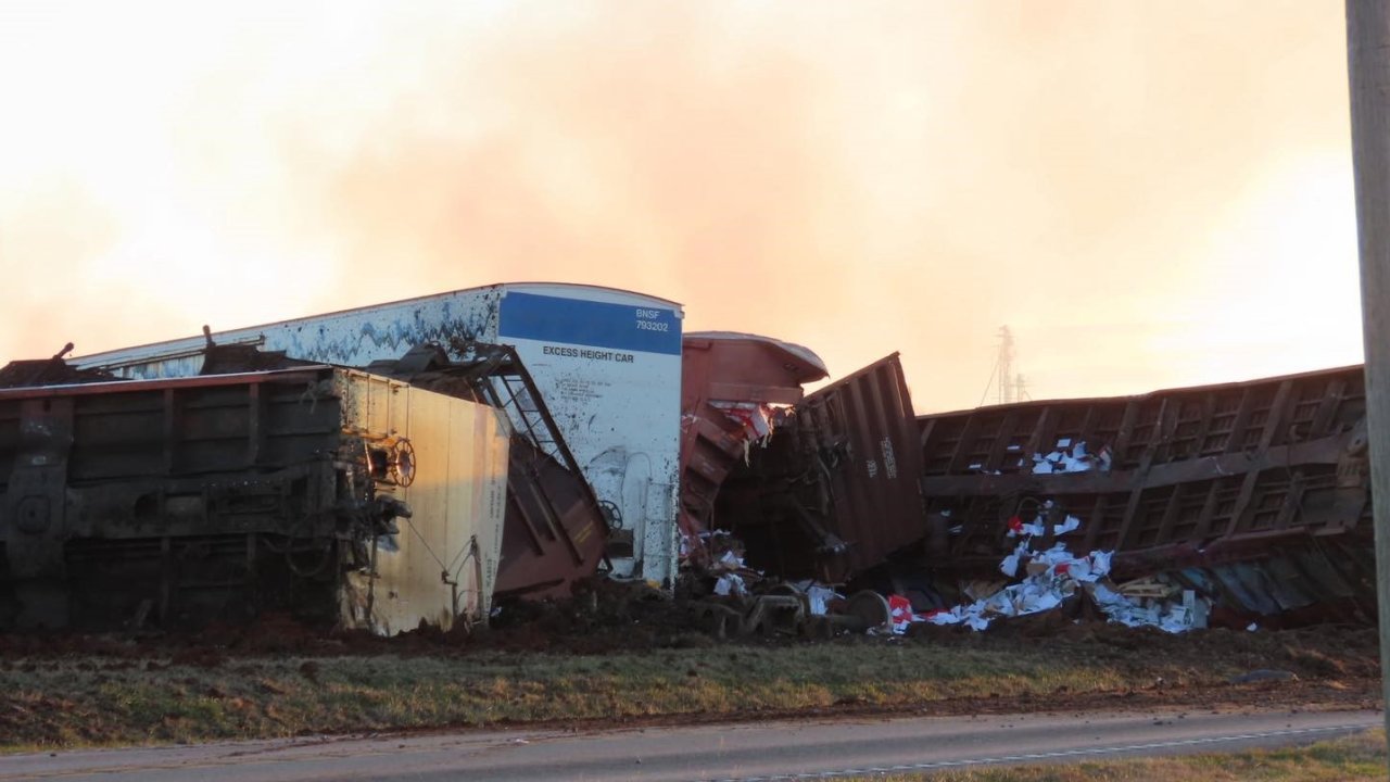 ABD’de kükürt taşıyan tren devrildi, çevreye zehirli gaz yayıldı
