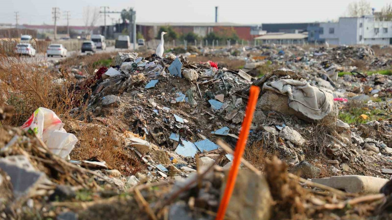 Adana merkezindeki arazi, çöp ve moloz doldu