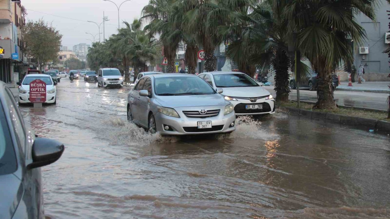 Adana’da patlayan içme suyu borusu sokakları göle çevirdi
