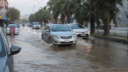 Adana’da patlayan içme suyu borusu sokakları göle çevirdi