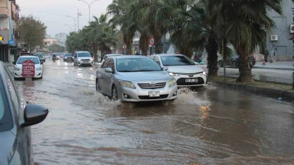 Adana’da patlayan içme suyu borusu sokakları göle çevirdi