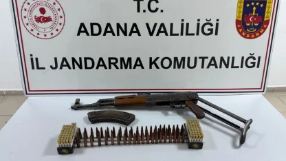 Adana’da uzun namlulu silahla yakalanan 2 şüpheli tutuklandı