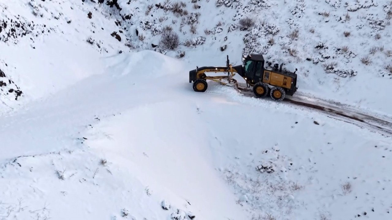 Adıyaman’da karla mücadelede çalışmaları devam ediyor