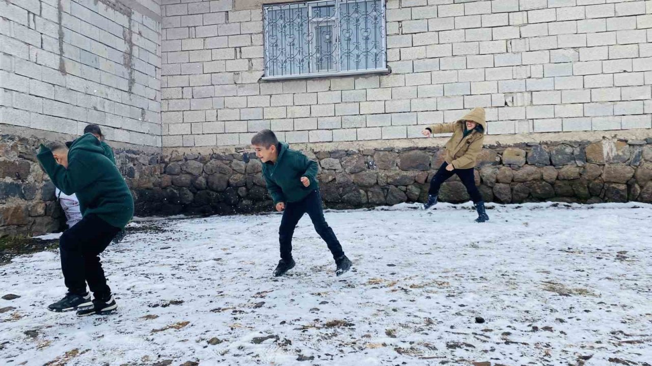 Ağrı’da çocuklar karın tadını çıkardı