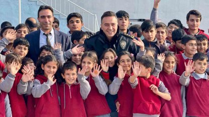 Ağrı’da emniyet personelinden minik yüreklere kışlık bot