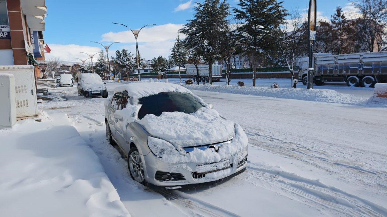 Ahlat’ta kar yağışı: 20 köy yolu ulaşıma kapandı