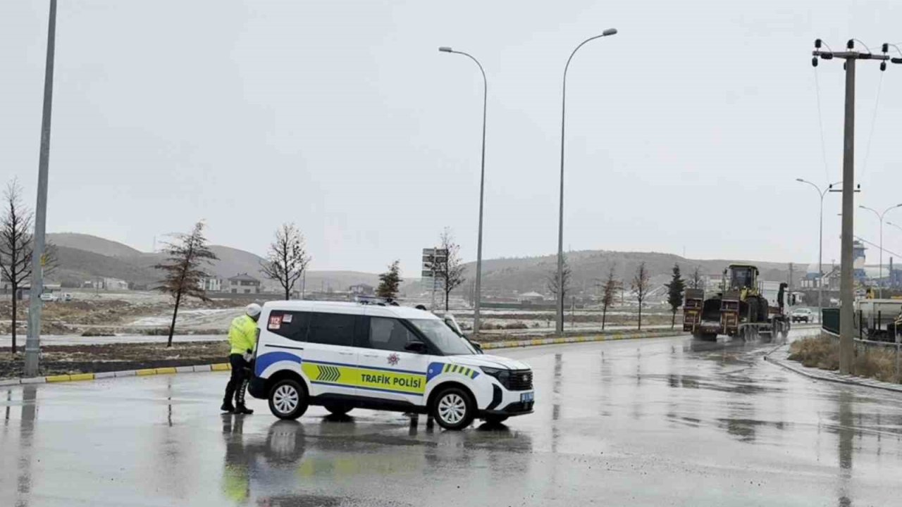 Aksaray’da Ortaköy yolu yoğun kar yağışı nedeniyle ulaşıma kapatıldı