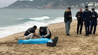 Alanya’da sahilde bir kadın ölü bulundu