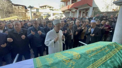 Alaplı İlçe Milli Eğitim Müdürü annesinin cenaze namazını kıldırdı