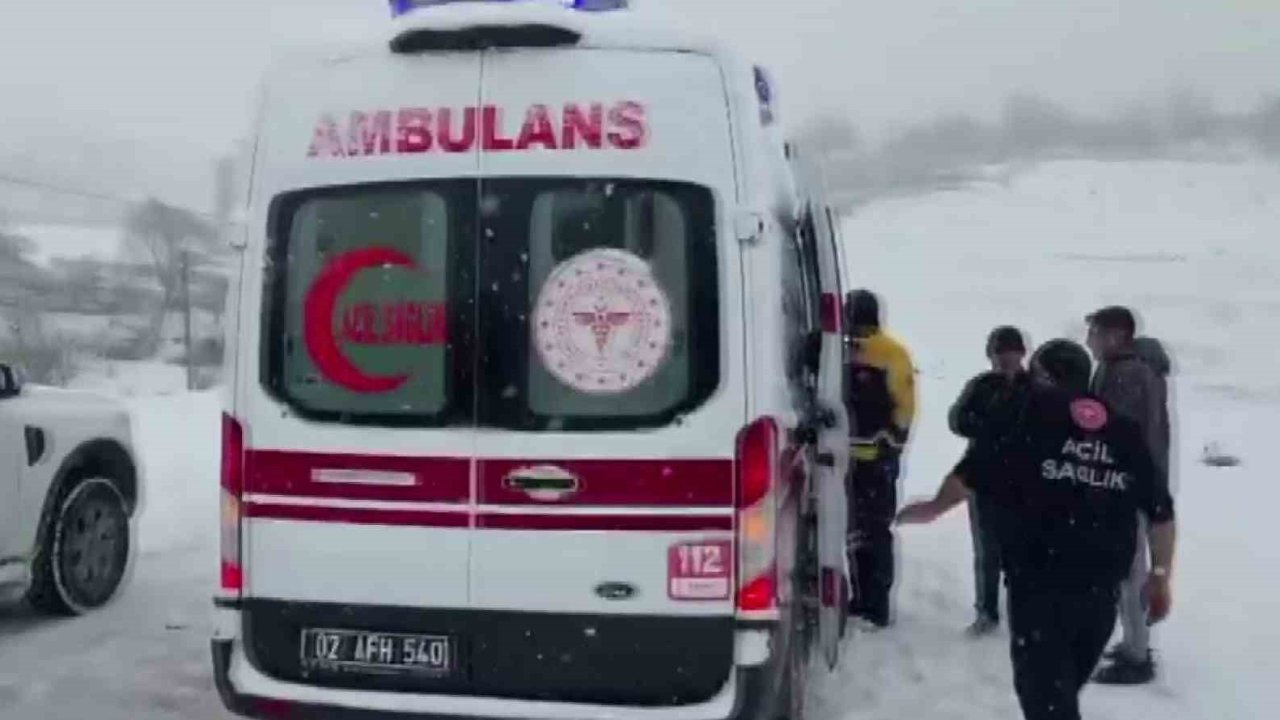 Ambulansla karda mahsur kalan hastayı belediye ekipleri kurtardı