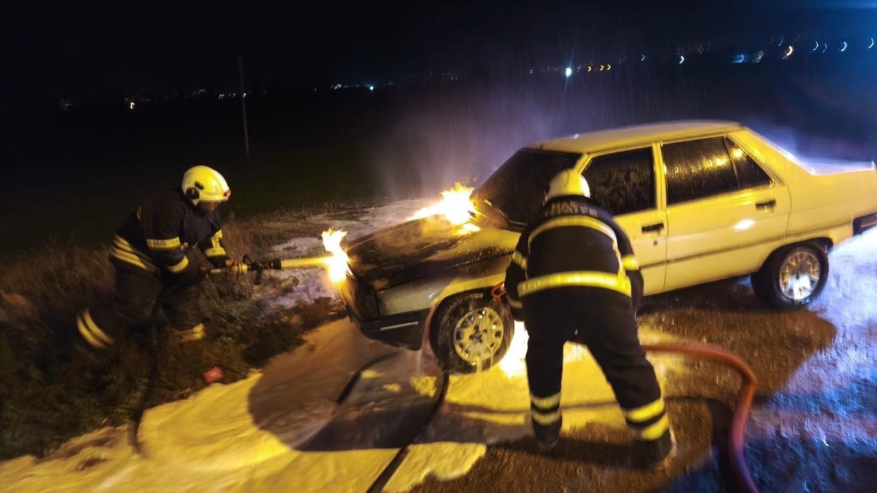 Antakya’da otomobil yangını