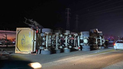 Antalya’da EDS direğine çarpan tır devrildi: 2 yaralı