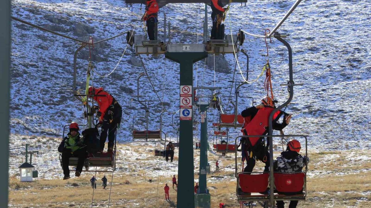 Antalya’da gerçeği aratmayan teleferik kurtarma tatbikatı