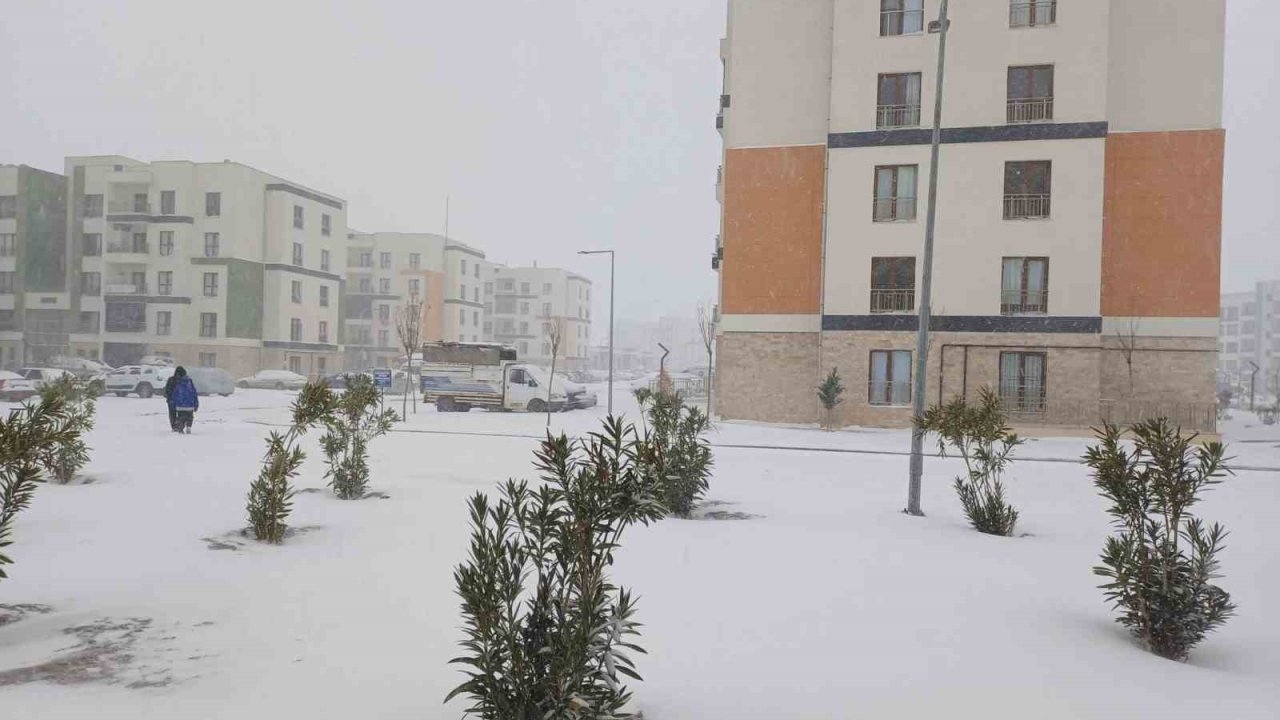 Araban Ovası’na kar yağışı çiftçilerin yüzlerini güldürdü