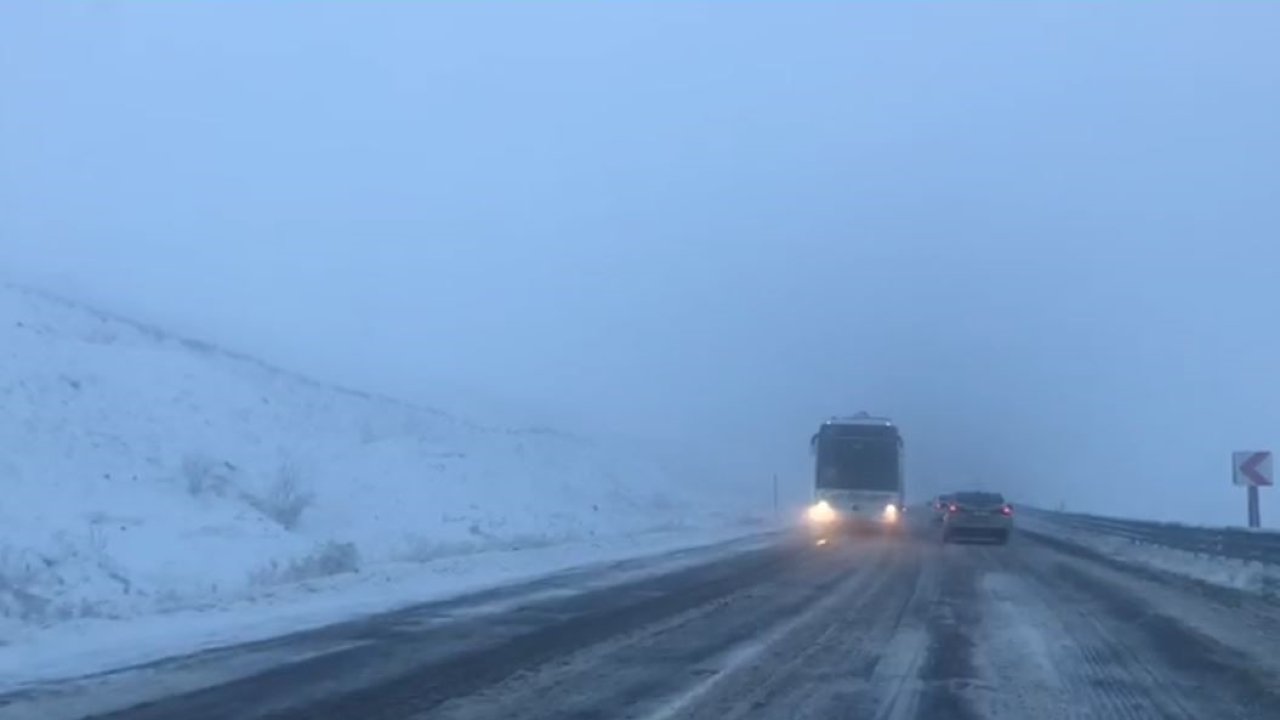 Ardahan’da kar yağışı ulaşımı aksattı
