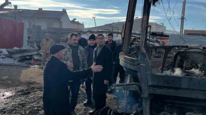 Ardahan’da korkutan yangın: Traktör, ot balyaları ve 10 ton tahıl küle döndü