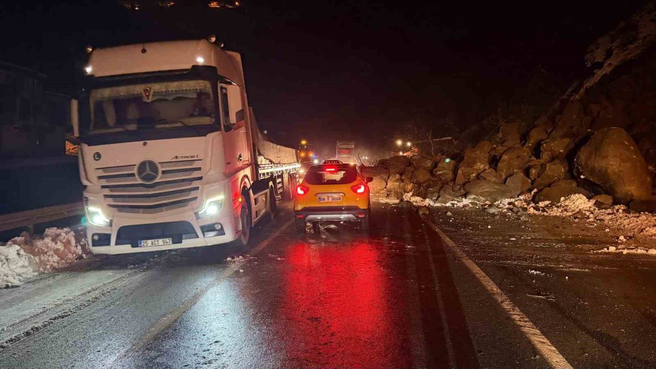 Artvin’de heyelan: Borçka-Hopa karayolu ulaşıma kapandı