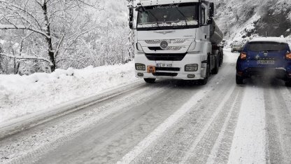 Artvin’de karla kaplanan yol kazaları beraberinde getirdi