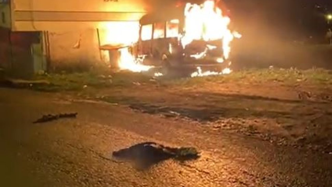 Avcılar’da minibüs alev alev yandı