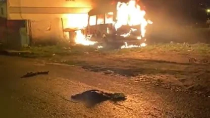 Avcılar’da minibüs alev alev yandı