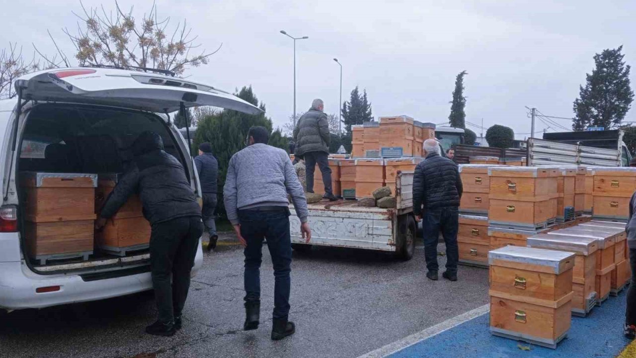 Babaeski’de üreticilere arı kovanı dağıtıldı