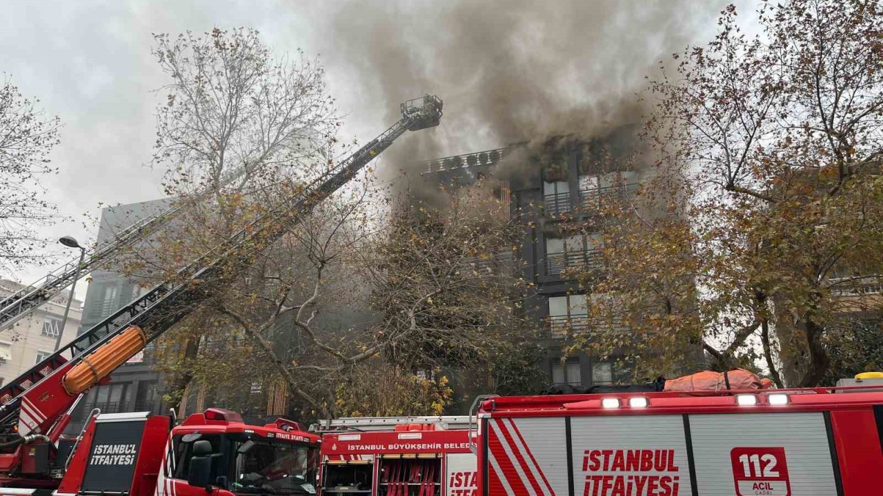 Bağdat Caddesi’nde çatı katında çıkan yangın büyüdü, 2 bloklu bina küle döndü