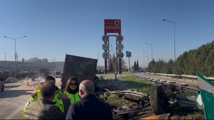 Bariyerlere saplanıp demir yığınına dönen kamyon kabininde can pazarı