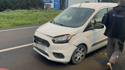 Başıboş köpeğe çarpan aracın sürücüsü yaraladı