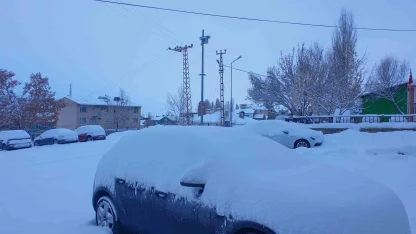 Başkale’de araçlar kara gömüldü: 4 yerleşim yerinin yolu ulaşıma kapandı